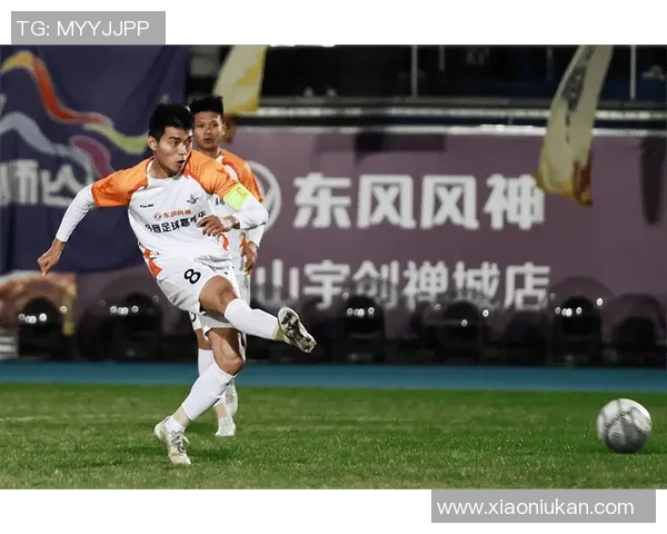 足球明星新春贺岁照片展现团圆喜庆气氛与运动精神的完美结合